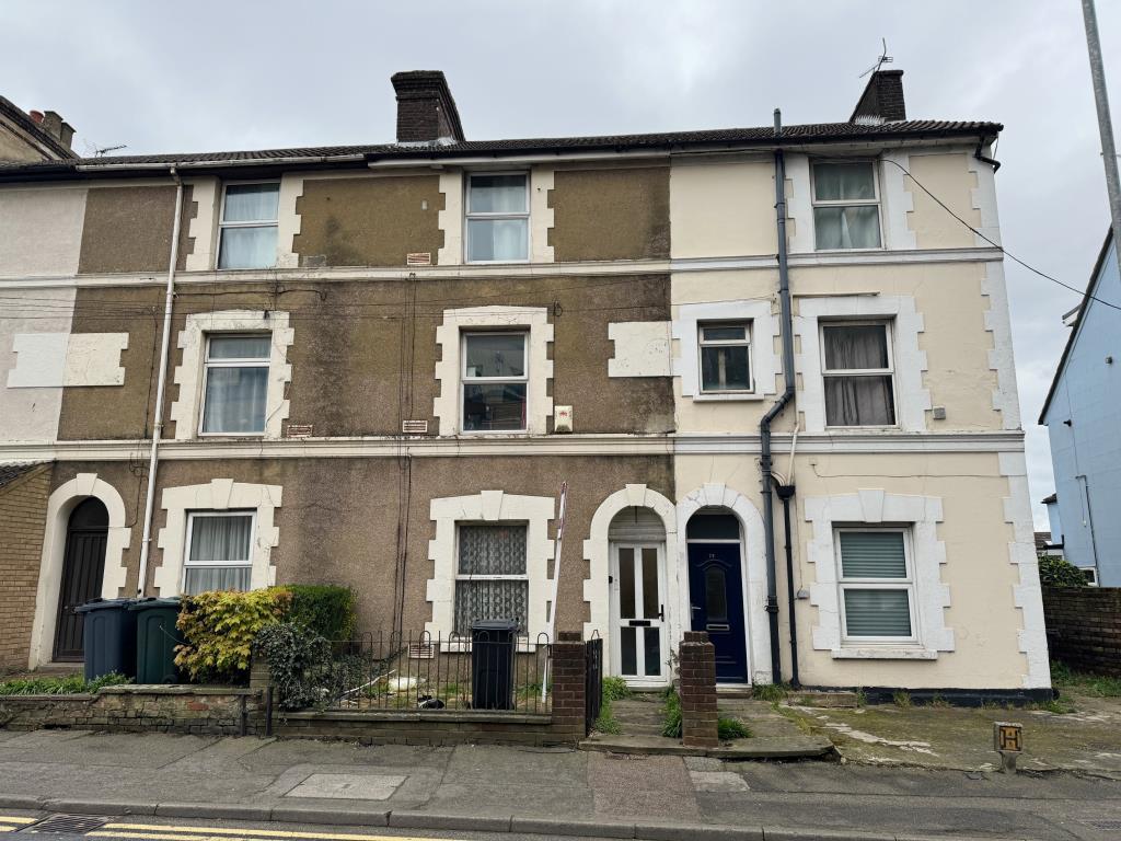 Lot: 130 - GARDEN FLAT CLOSE TO TOWN CENTRE - Front of property
